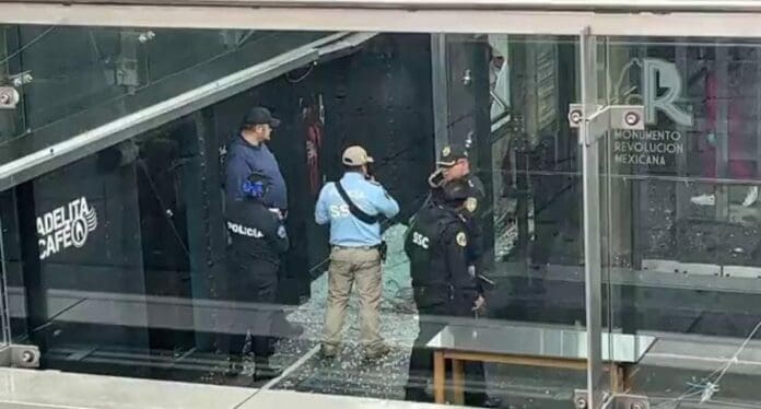 Un trabajador cayó del Monumento a la Revolución mientras hacía mantenimiento y quedó tendido entre cristales rotos.