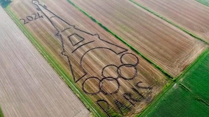 Artista italiano dibuja la torre Eiffel con un tractor en un campo de trigo para celebrar los Juegos Olímpicos