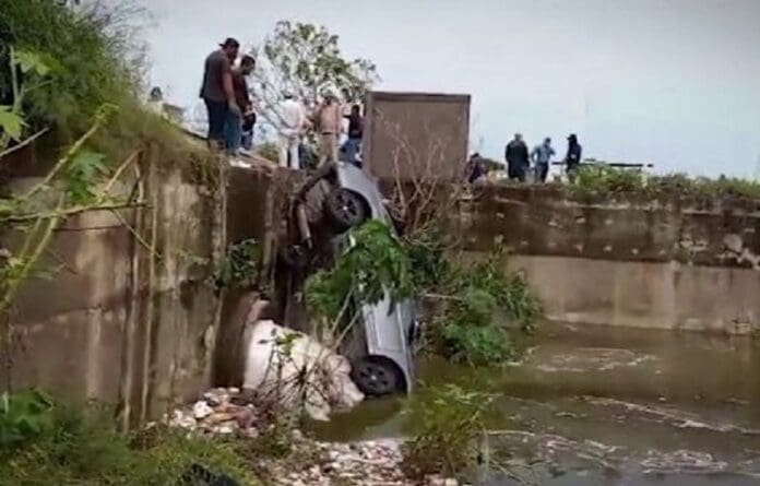 Por fuertes lluvias en Veracruz, cae sacerdote con su auto desde un puente y pierde la vida