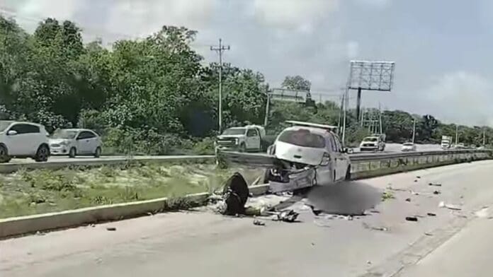 Trágico accidente en la carretera federal 307 deja un auto partido a la mitad y a su conductor sin vida