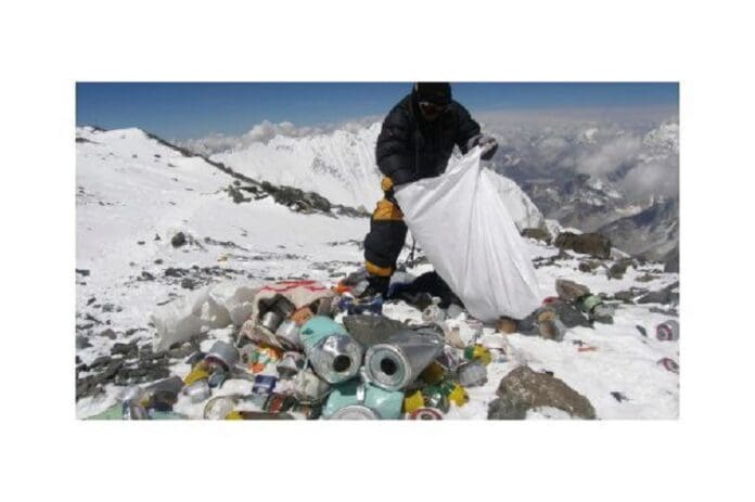 El campamento más alto del Monte Everest está lleno de más de 40 toneladas de basura que llevará años quitar