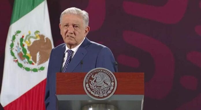 AMLO asegura que eliminar los organismos autónomos supondría un ahorro anual de 100 mil millones de pesos.