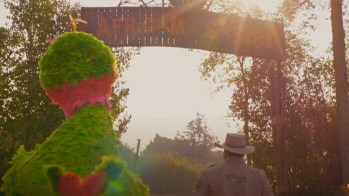 VIDEO Abelardo de Plaza Sésamo llega a Africam Safari para conocer a Jirafa Benito
