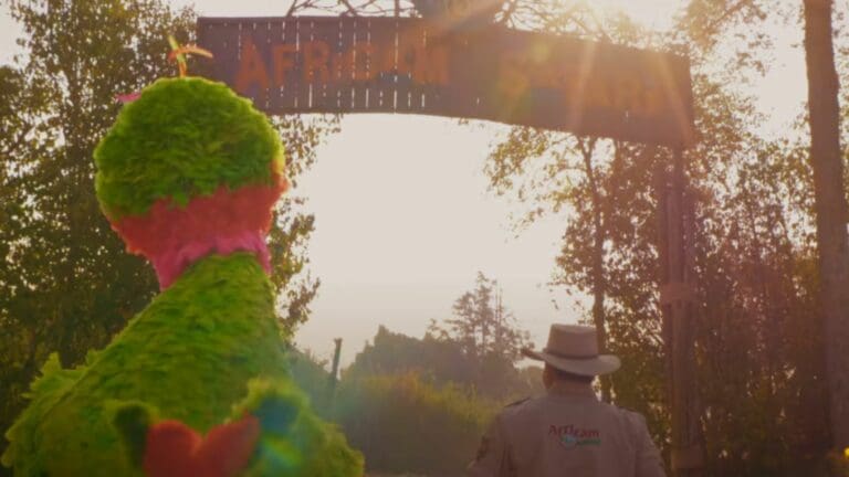 VIDEO: Abelardo de “Plaza Sésamo” llega a Africam Safari para conocer a Jirafa “Benito”