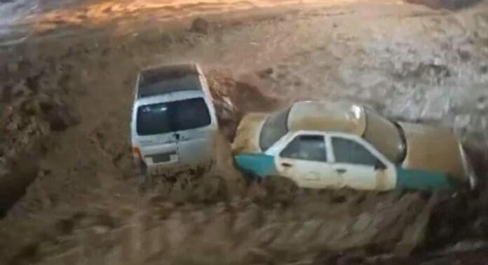 Las torrenciales lluvias en Tlapa, Guerrero arrastraron tanto a personas como a vehículos, de acuerdo a reportes preliminares.