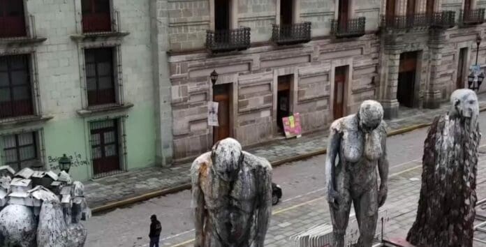 Cinco esculturas gigantes han causado asombro desde hace unos días, luego que fueran colocadas en el centro de la capital de Oaxaca.