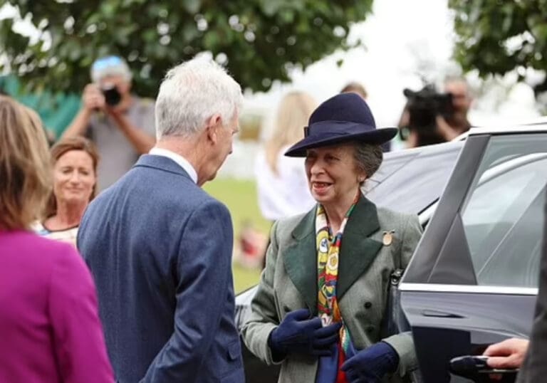 La princesa Ana hizo primera aparición pública tras accidente con un caballo