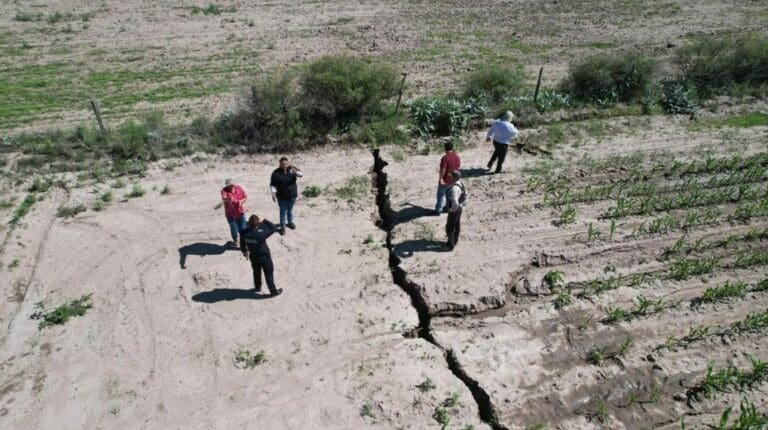 Video: Surge grieta de 37 kilómetros de longitud y hasta 8 metros de profundidad en Durango