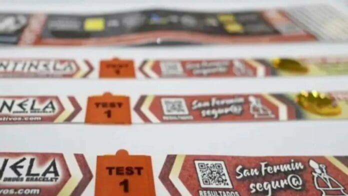 Crean pulsera que detecta si le han puesto droga a tu bebida