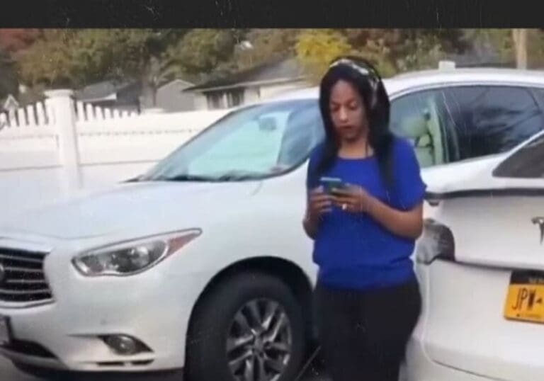 Video: Mujer reacciona de manera insólita al ser increpada por cargar su Tesla en propiedad ajena