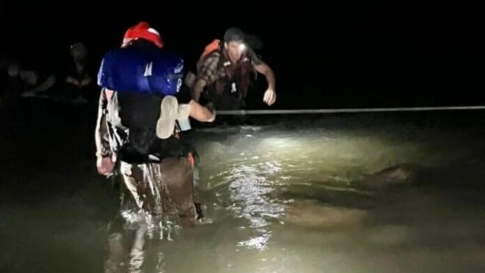 Intentan acampar a las orillas del río y terminan atrapados por las intensas lluvias, en Nuevo León