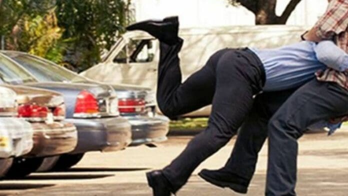 Camionero noquea a automovilista en Guadalajara tras riña en plena avenida