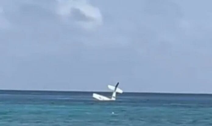 Video: Avioneta cae en el mar de Cozumel; el piloto salió ileso