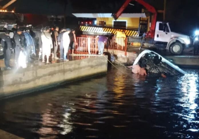 Mueren ahogados siete universitarios tras caer su vehículo al Río Calzadas en Veracruz
