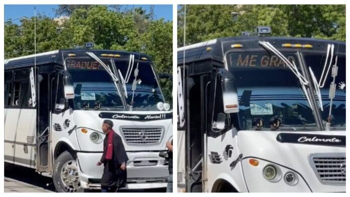 Joven camionero celebra en su unidad que logró graduarse de la universidad en Mazatlán, Sinaloa