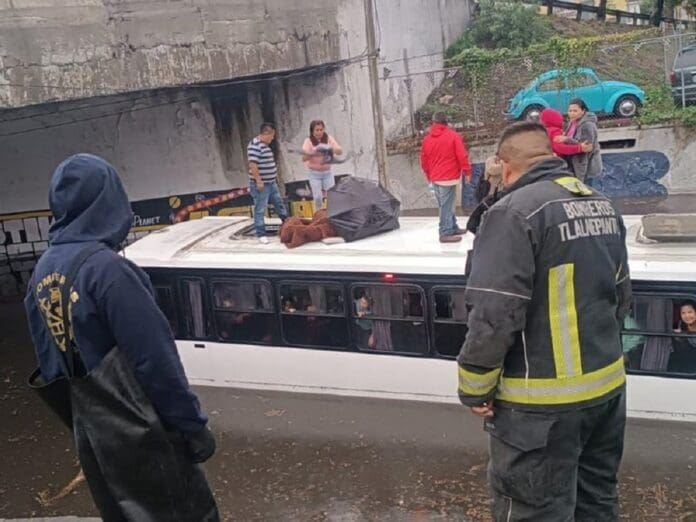 Encharcamientos por fuertes lluvias en Edomex; rescatan a pasajeros de camión atascado