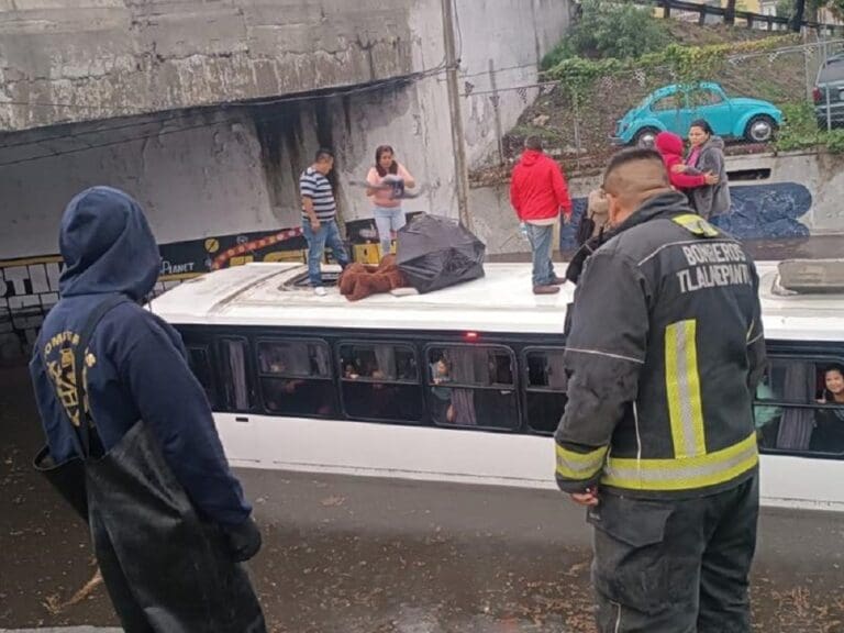 Encharcamientos por fuertes lluvias en Edomex; rescatan a pasajeros de camión atascado