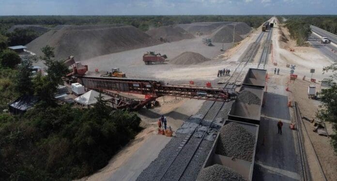 Las obras del tramo 7 del Tren Maya continúan, pese a que existe una suspensión definitiva. Mayas de Campeche acusa al gobierno de desacato.