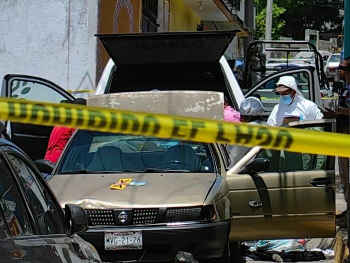 Abandonan tres cuerpos desmembrados en la cajuela de un auto en Acapulco, Guerrero