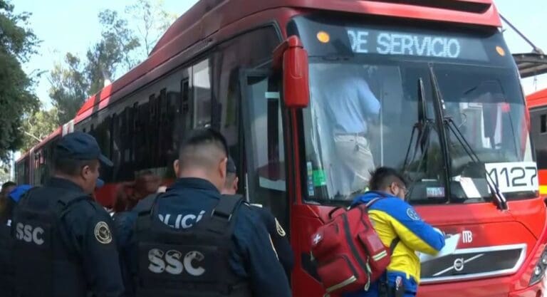 Video: Accidente del Metrobús de CDMX con motociclista deja 12 lesionados