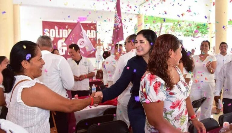 Celebra Estefanía Mercado que gente de la Colosio de Playa del Carmen tendrá certeza jurídica de sus predios