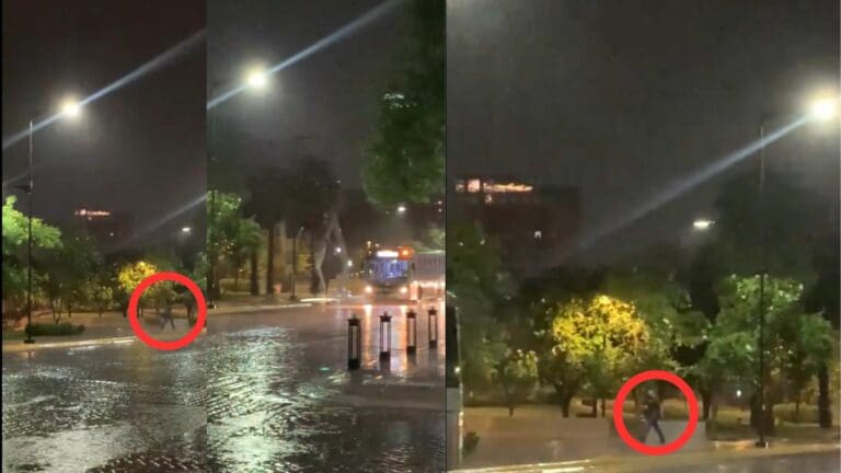 Joven es ignorado en medio de la lluvia por chofer de transporte público en Monterrey