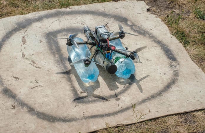 Video: Dron ucraniano fue derribado con una botella de agua lanzada por Rusia