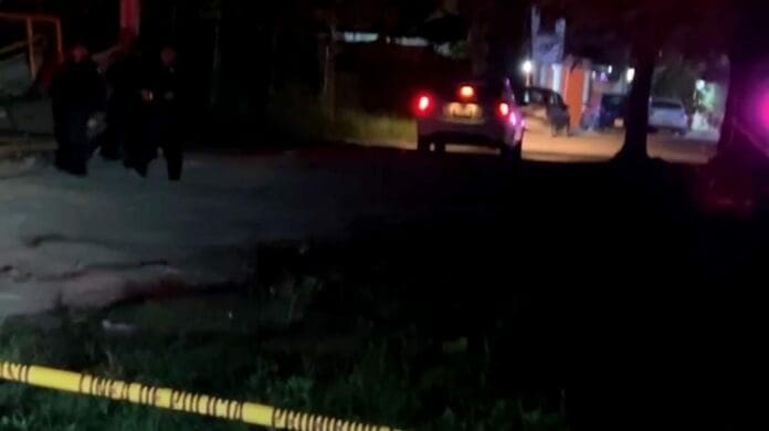 Sujetos armados dispararon contra el domicilio de un reportero de nota roja en Cancún. Por fortuna no se reportaron lesionados.