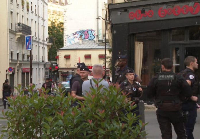 Vehículo embistió la terraza de un bar dejando un muerto y varios heridos en París, Francia