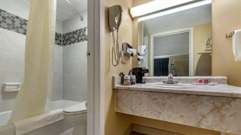 Hombre muere por bañarse con agua hirviendo en hotel de EU