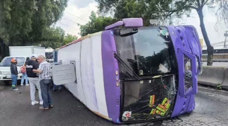 Camión de pasajeros vuelca en Cuautitlán Izcalli, Edomex; reportan al menos 13 heridos