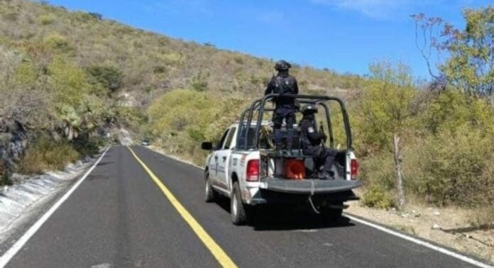 Presuntos integrantes de La Familia Michoacana plagiaron a cinco personas, entre ellas dos ancianos y dos menores de edad, en Guerrero.