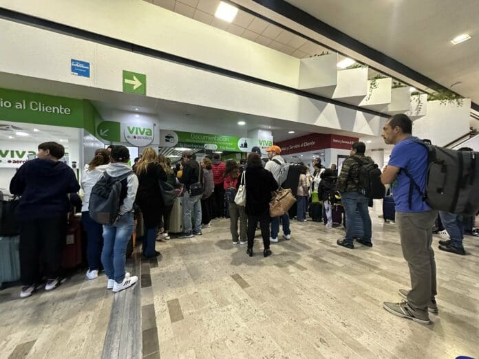 Caos en el Aeropuerto Internacional de la Ciudad de México por falla de Microsoft