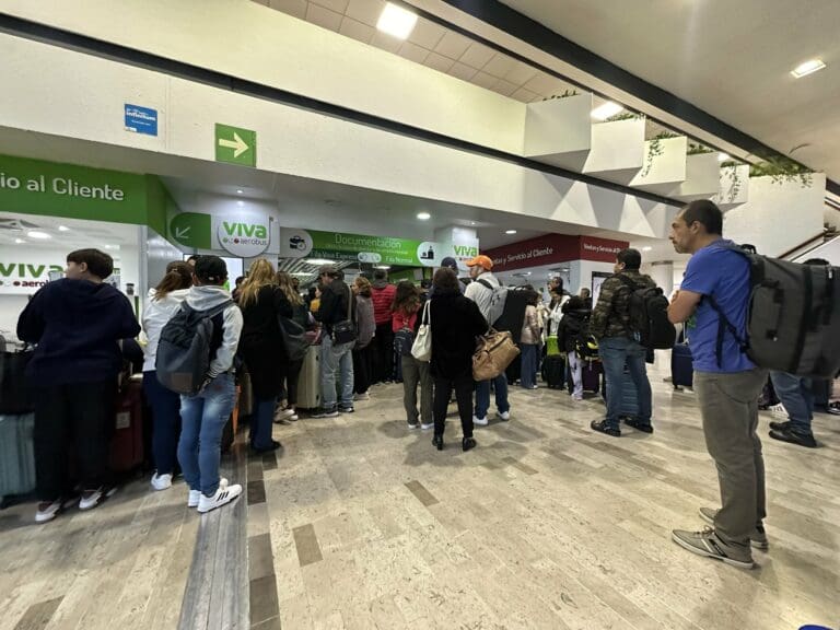 Caos en el Aeropuerto Internacional de la Ciudad de México por falla de Microsoft