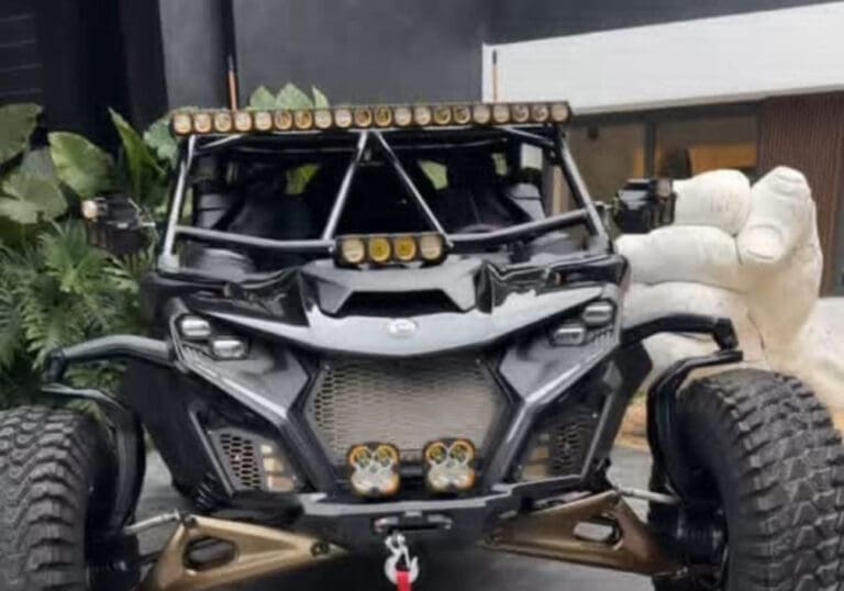 Saúl "Canelo" Álvarez recibe un lujoso y exclusivo vehículo como regalo de cumpleaños