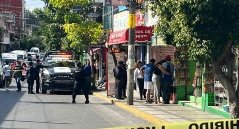 Persiste la violencia. El dueño de la taquería "El Chivo Feliz" fue asesinado la mañana de este viernes, en pleno centro de Chilpancingo.