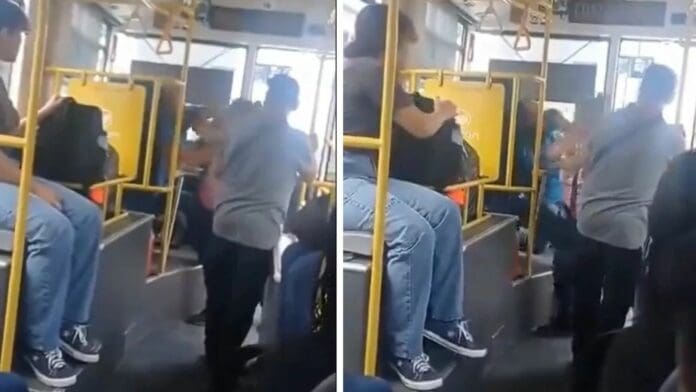 Mujer golpea al chofer de autobús en Monterrey por no dejarla pedir dinero