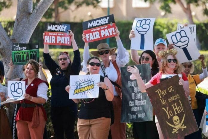 Miles de trabajadores de Disneyland aprueban ir a una huelga, la primera en 40 años