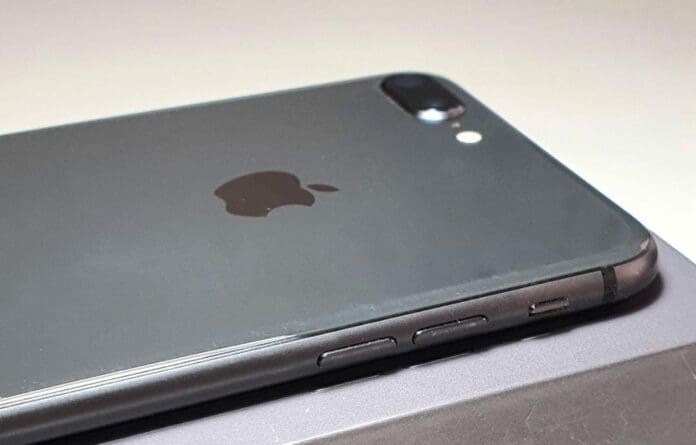 Una niña de 12 años asesinó a su prima de ocho años mientras ésta dormía. Un familiar dijo que habían discutido por un Iphone.