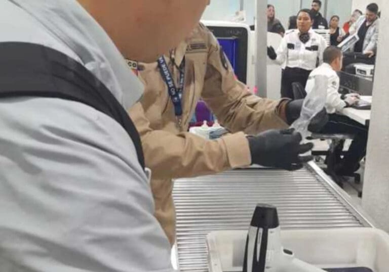 Detienen a un ciudadano chino en el AICM que pretendía transportar 10 kilos de metanfetamina a Monterrey