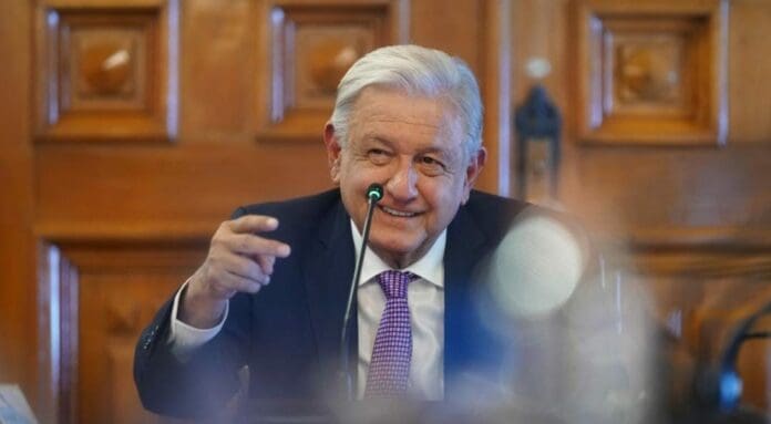 AMLO causó polémica al elogiar a Donald Trump, candidato presidencial de Estados Unidos por el Partido Republicano.