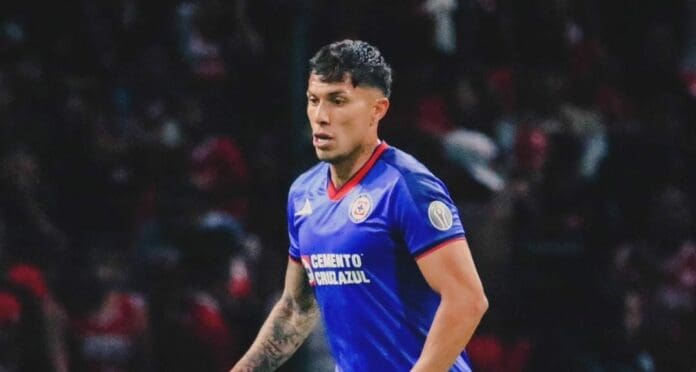 Carlos Salcedo reapareció este sábado en el Estadio de la Ciudad de los Deportes, sede del equipo Cruz Azul, para despedirse de la afición.