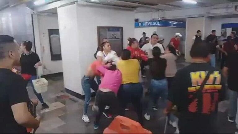 Video: Vendedores ambulantes protagonizaron una batalla campal en la estación Hidalgo del Metro de CDMX