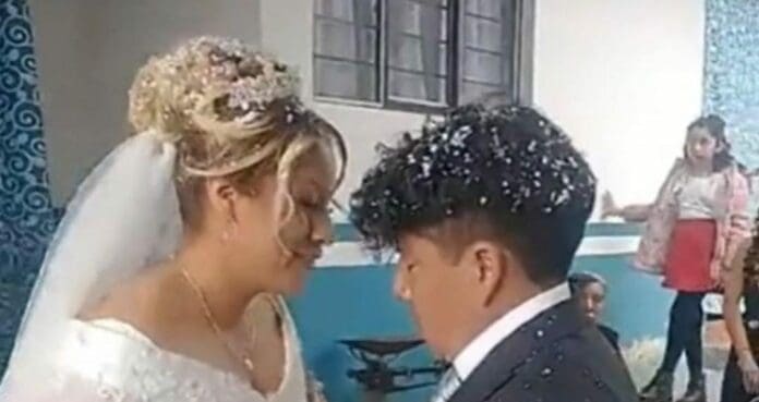 Un novio que se hizo viral por llegar en estado de ebriedad a su boda sigue causando polémica. Ahora se le ve durmiendo en la propia fiesta.