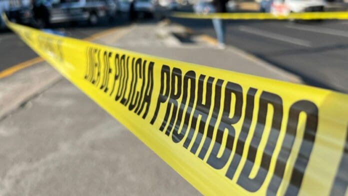 Dos menores sufren quemaduras en la cara tras impactarse contra un taxi en Saltillo