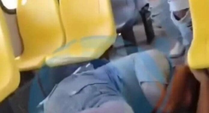 Un conductor del transporte urbano de la Ruta 10 de Manzanillo, Colima propinó una golpiza a un adolescente con discapacidad.