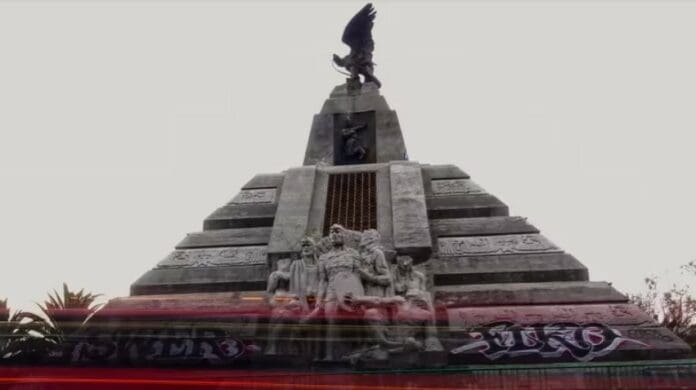 Video: Bomberos sofocan incendio en Pirámide del Monumento a La Raza en CDMX
