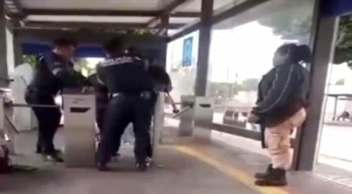 La inseguridad persiste en Puebla, donde unos sujetos fueron captados mientras le quitaban su pistola a un policía y lo amenazaban.