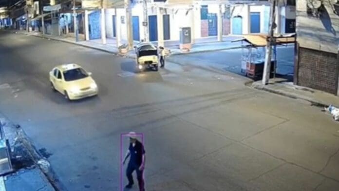 Sujeto se tropieza en la calle y le atropellan la cabeza