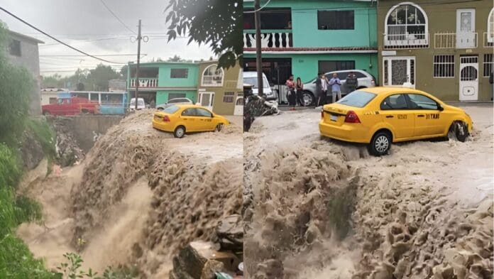 VIDEO: Taxi es arrastrado y queda a punto de caer en 'cataratas' de Saltillo